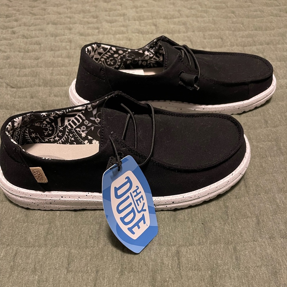 Hey Dude

Black odyssey 

Size 9